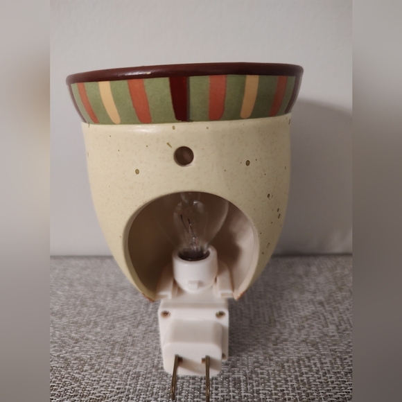 Wax Warmer - Floral Ceramic Plug-In - Picture 2 of 6